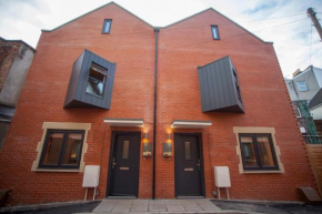 higgihaus #3a & 3b 8 Bed Sleeps up to 22 Big Groups Hip Location
